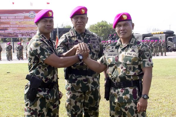 Atletik yalangoch yigitlar