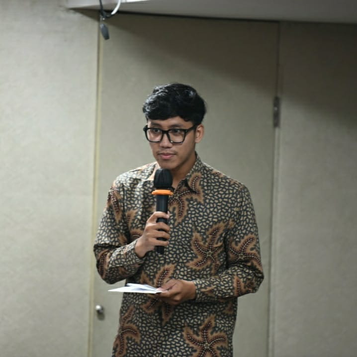 Ayol yaqindan kop suratga tushdi