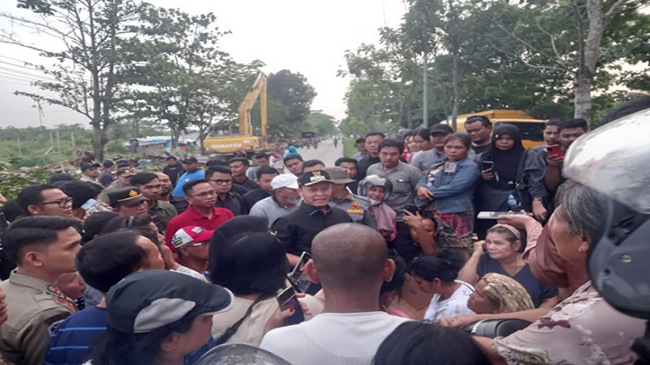 Wali Kota Agung Nugroho saat mendengar keluhan warga dalam penertiban bangunan liar. Jelang setahun kepemipinan di Pekanbaru, ada apresiasi dan harapan besar kepadanya.